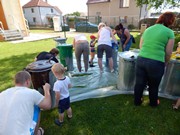 Společné odpoledne rodičů a dětí - natírání popelnic